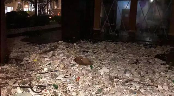 積水上漂浮著各種塑料瓶、塑料泡沫，令人作嘔。