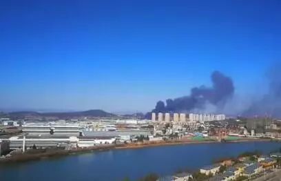 倉(cāng)庫(kù)里往外冒著滾滾黑煙，把周?chē)奶炜杖旧蠟鹾谏? class=